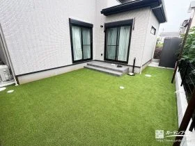 手入れの負担を減らして、思いきり使える人工芝の庭空間[施工後]