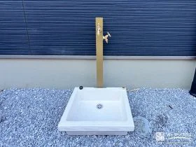 シンプルなデザインの立水栓とガーデンパン[施工後]