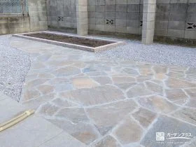 自然石と砂利で全体を整えた使いやすいお庭のリフォーム工事