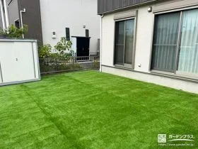 雑草対策で快適に生まれ変わった人工芝のお庭リフォーム工事