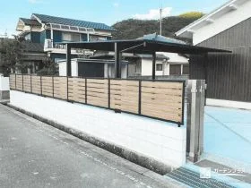 道路からの視線をやさしく遮る、木調フェンスのある外構[施工後]