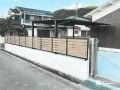道路からの視線をやさしく遮る、木調フェンスのある外構