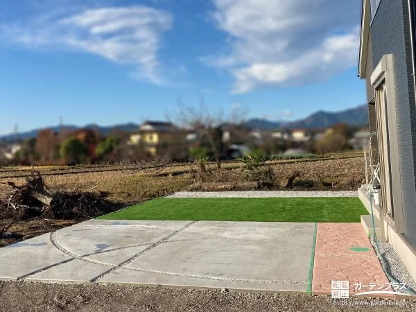 スタンプ仕上げを取り入れ表情豊かに仕上げた駐車スペース工事