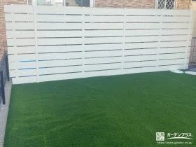 人工芝と明るい目隠しフェンスで空間を整えたお庭リフォーム工事