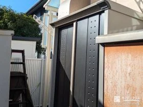 シンプルデザインでお庭にしっくり馴染む収納スペースの設置工事