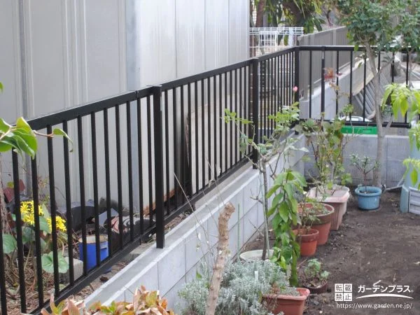 縦格子デザインで圧迫感を感させないフェンスを設置した工事