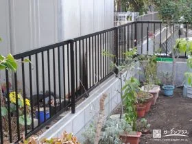 縦格子デザインで圧迫感を感させないフェンスを設置した工事