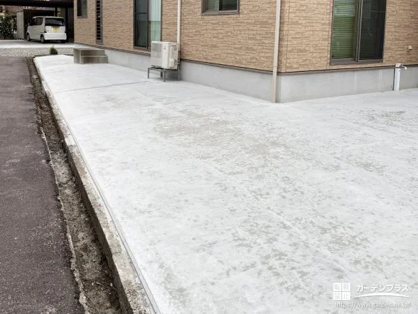 駐車スぺースから犬走りまで広々と土間コンクリートを打った工事