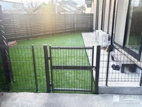 飼い主の方も安心して見守れるメンテナンスフリーのドッグラン[施工後]