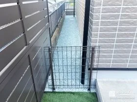 庭木を整理し雑草対策を施した明るく清潔な犬走り[施工後]