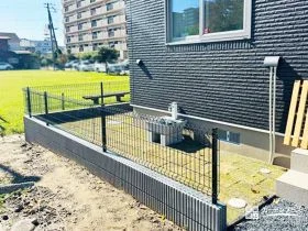 景色を活かしながら境界を整える、安心感のあるフェンス工事[施工後]
