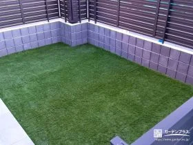 気軽に庭へ出られる、緑を楽しむ人工芝の主庭[施工後]