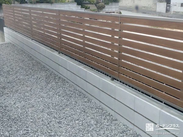 視線をカットしながらも優しく景観に馴染む木目調フェンス工事