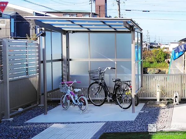 三方をパネルで囲い雨の日も快適なサイクルポート