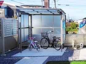 三方をパネルで囲い雨の日も快適なサイクルポート[施工後]