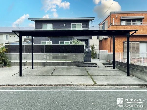 ブラック屋根で魅せる、すっきりとした3台用カーポートの後付け工事