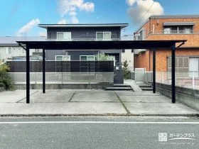 ブラック屋根で魅せる、すっきりとした3台用カーポートの後付け工事[施工後]