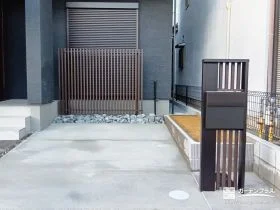 ち着いた大人の雰囲気を感じられる縦格子デザイン[施工後]