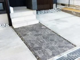 直線×石調で魅せる、大人モダンなアプローチデザイン[施工後]