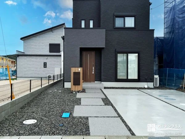 シンプルながらアクセントの効いたおしゃれな外構