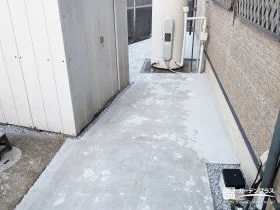 荷物を保管できる物置周りを雑草対策[施工後]