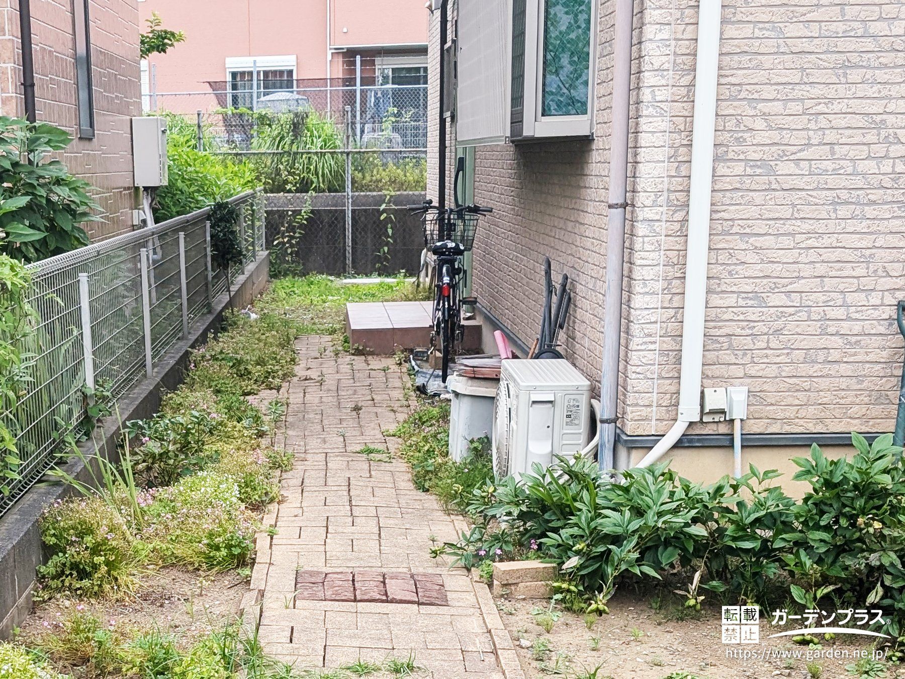 【施工前】平板や雑草が気になっていたアプローチ周り