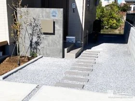 重厚タイル門柱で“家の顔”を一新するエントランス[施工後]