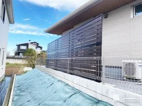 高低差のある敷地でも安心！快適さがぐっと上がる目隠しフェンスとメッシュフェンス[施工後]