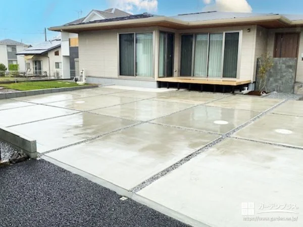 ひろびろ駐車場とモダンアプローチが映える新築外構