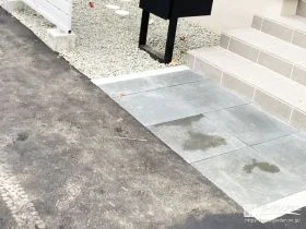 歩きやすさとデザイン性を両立した平板敷きのアプローチ舗装[施工後]