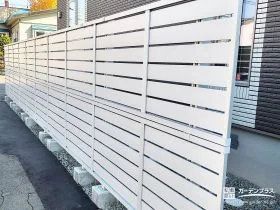 視線をしっかりカットしながら軽やかに見せる、2段仕様の明るい目隠しフェンス[施工後]