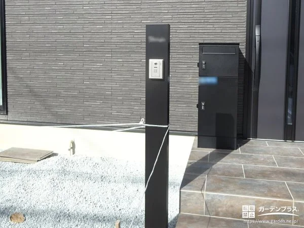 引き締まった印象の機能門柱