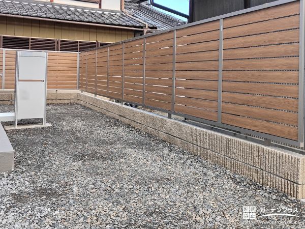 No.27884 優しい木目調デザインで圧迫感なくプライバシーを確保した工事[施工後]