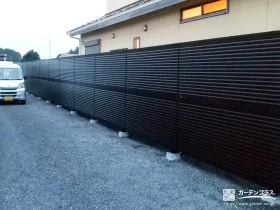 敷地境界を2段支柱を用いた目隠しフェンスにリフォームした工事