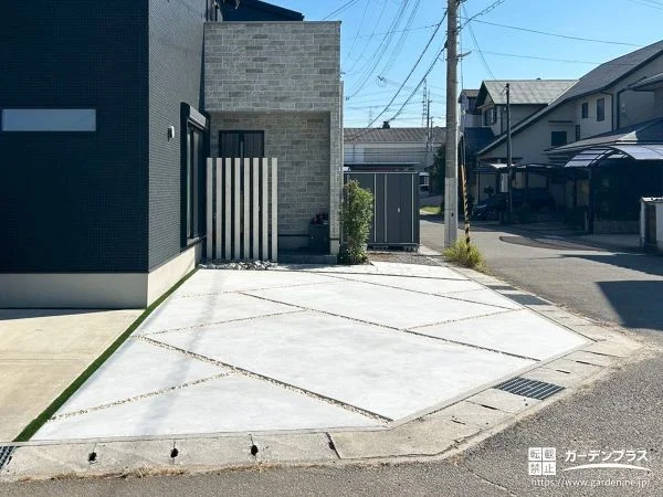 No.27892 斜めに入れた化粧砂利のスリットがおしゃれな駐車スペース工事[施工後]