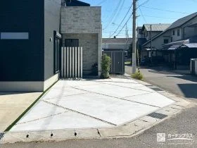 斜めに入れた化粧砂利のスリットがおしゃれな駐車スペース工事