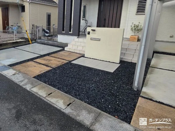 素材の切り替えで表情をつけた造作門柱周りと駐車スペース工事