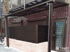 視線対策と雨除けを両立したテラス屋根付きの家事空間工事