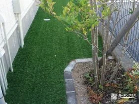 人工芝を敷設して緑鮮やかに仕上げた中庭のリフォーム工事