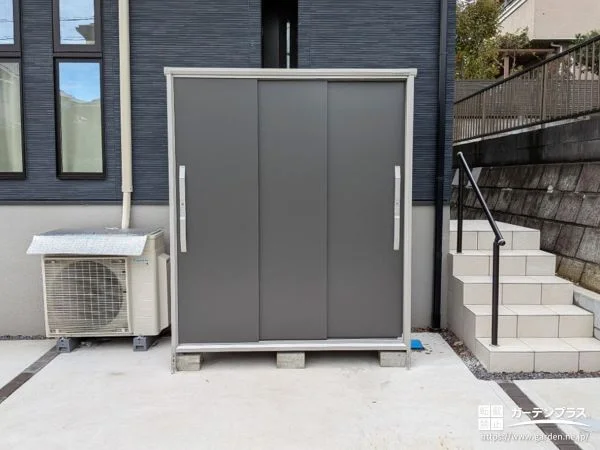 シンプルなデザインで外構に馴染む収納スペースを設置した工事