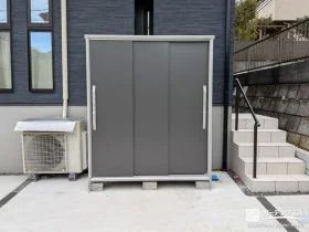 シンプルなデザインで外構に馴染む収納スペースを設置した工事