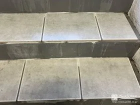 玄関アプローチ階段をタイルで補修[施工後]