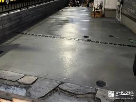 雨の日も気持ちよく使える、ピンコロ目地が映える上質なコンクリート駐車スペース[施工後]