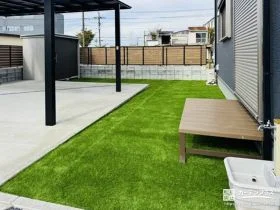 洗車をしながら家族を見守る人工芝のお庭[施工後]