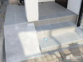 スロープつきでバリアフリーに仕上げた玄関ポーチ[施工後]