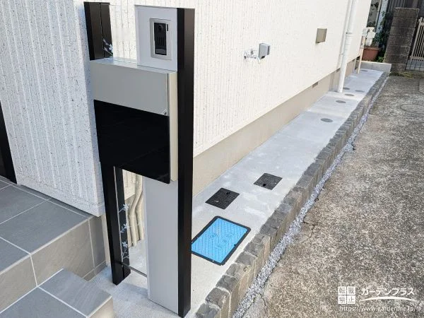 透明感のある涼やかな表札とパネルが映える機能門柱の設置工事