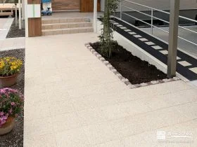 足元からやさしくつながる、ナチュラルなインターロッキングアプローチ[施工後]