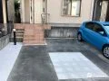 平板で足元を整え歩きやすくした駐車スペースとアプローチ工事