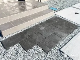 外構費用を抑えつつ質感にこだわった、天然石張りアプローチ[施工後]