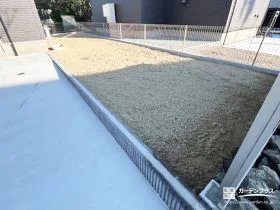 高低差をすっきり解消する、ダークトーンの土留めデザイン[施工後]